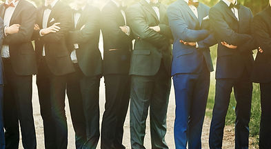 Les hommes en costume