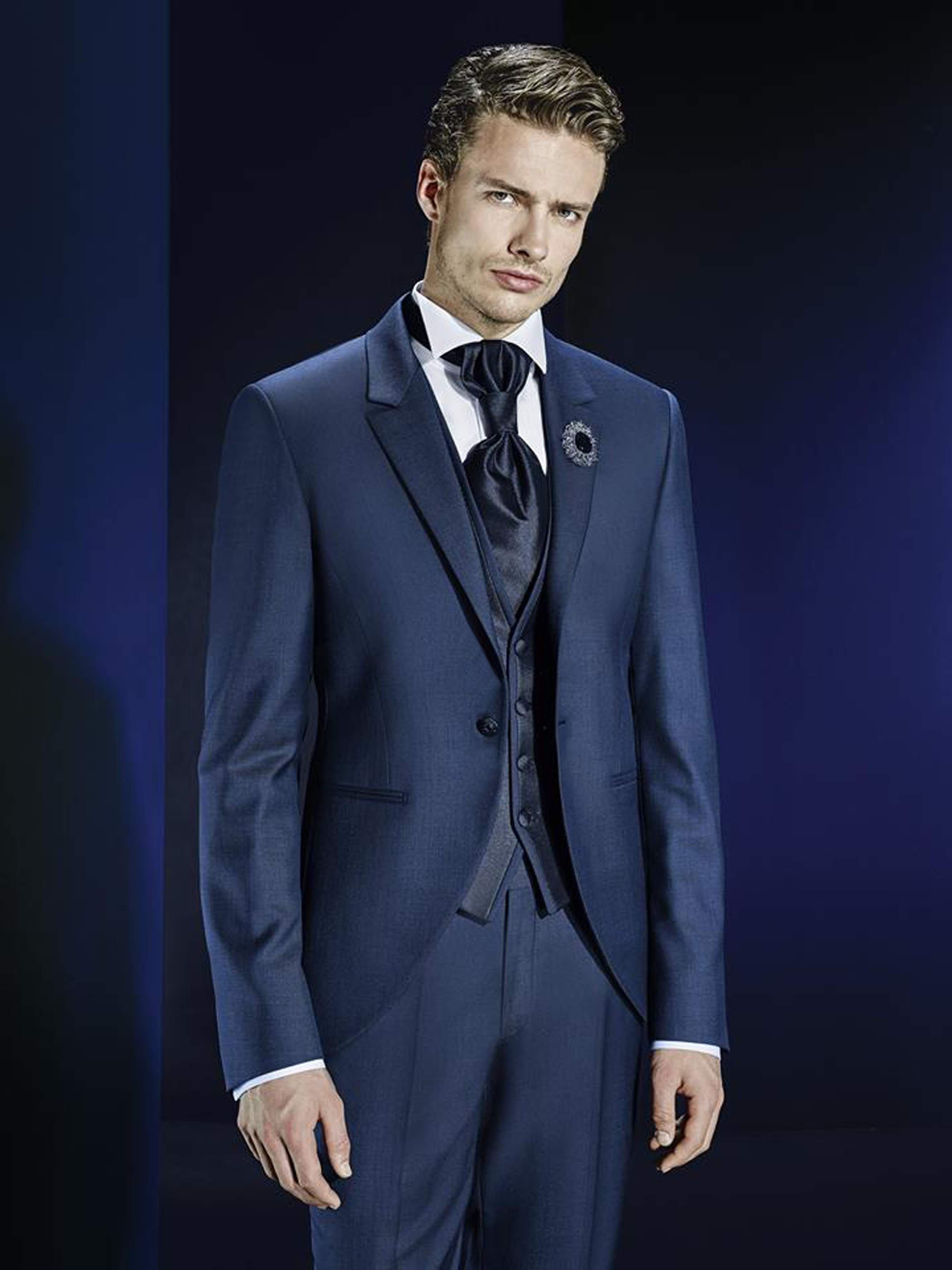 tuxedo azul tropical con chaleco azul se