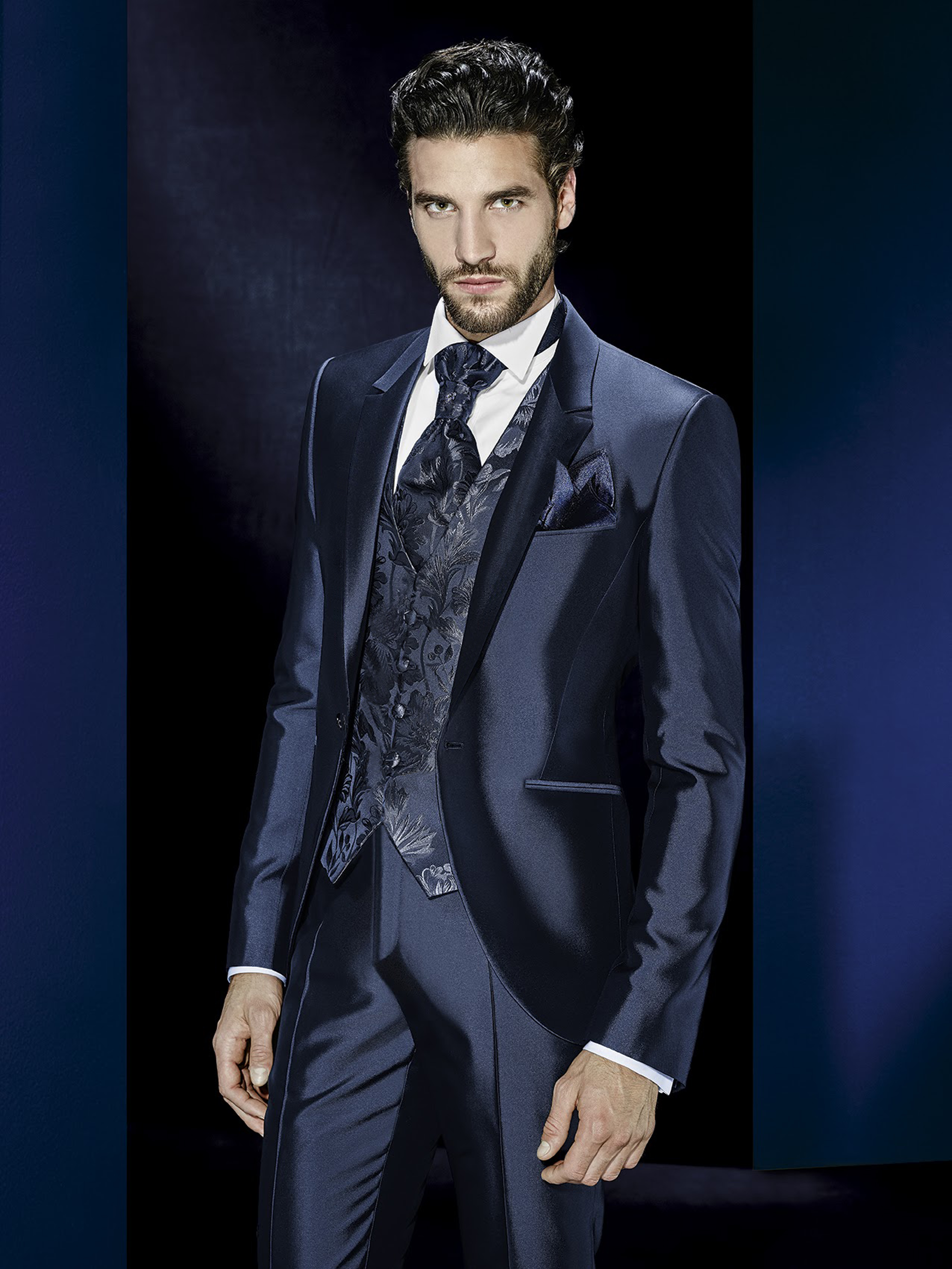 tuxedo en seda azul con chaleco broicado