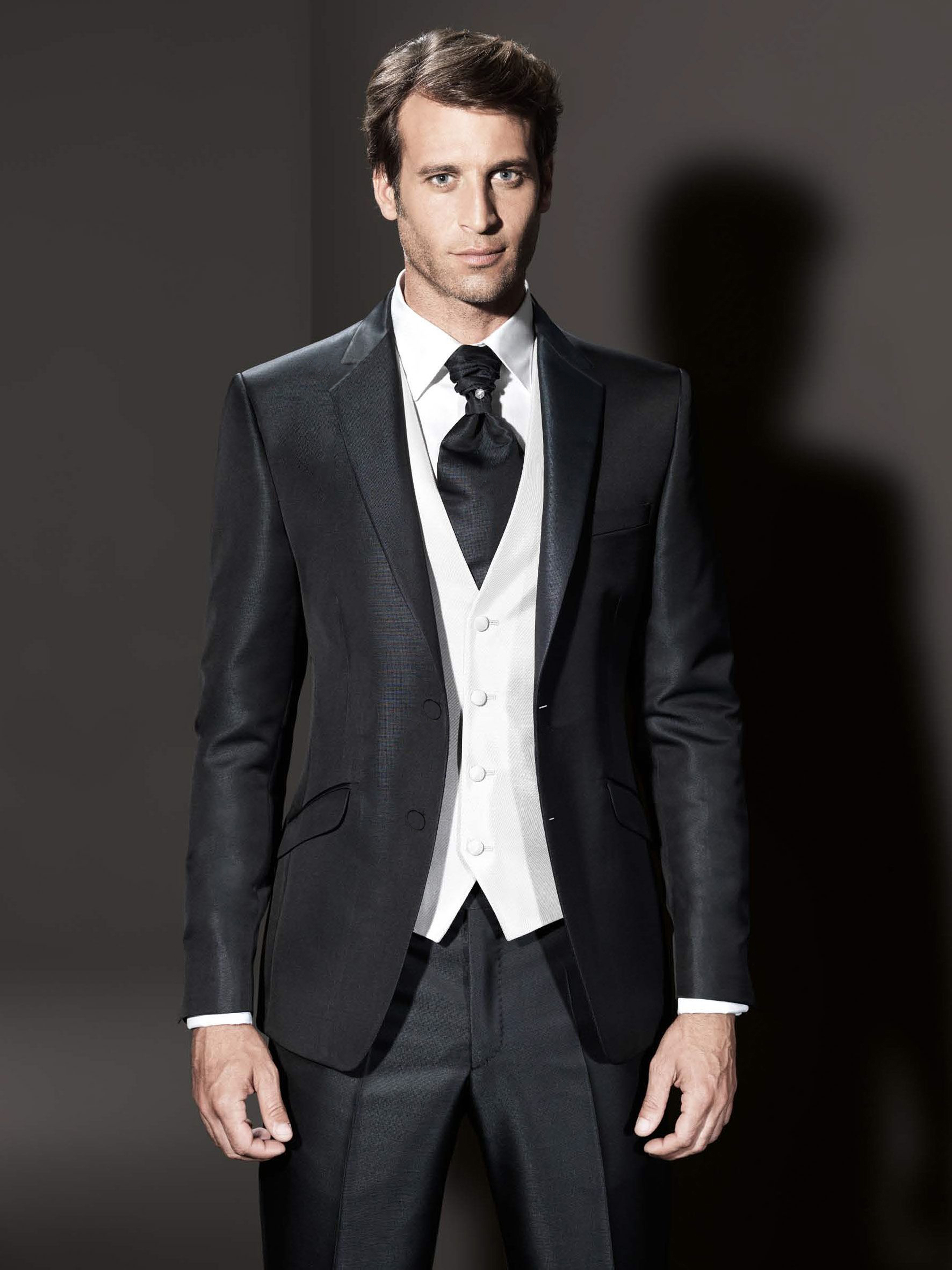 tuxedo en seda negra con pique y corbati