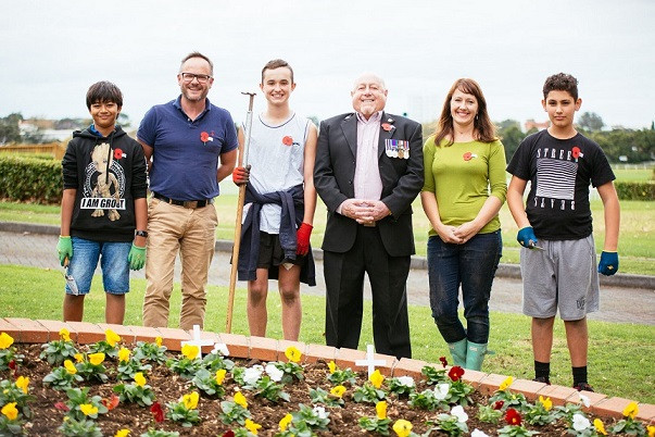 Ellerslie Event Centre CEO, Paul Wilcox (second from left) with Xanthe White, Ellerslie Primary School puplils and Mt Wellington RSA war veteran, veteran, Greg Vuglar