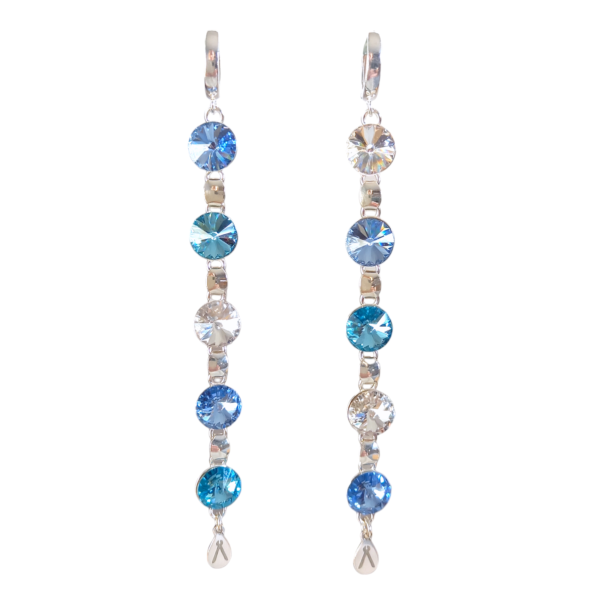 Långa glittrande silverörhängen med blå stenar i assymetri