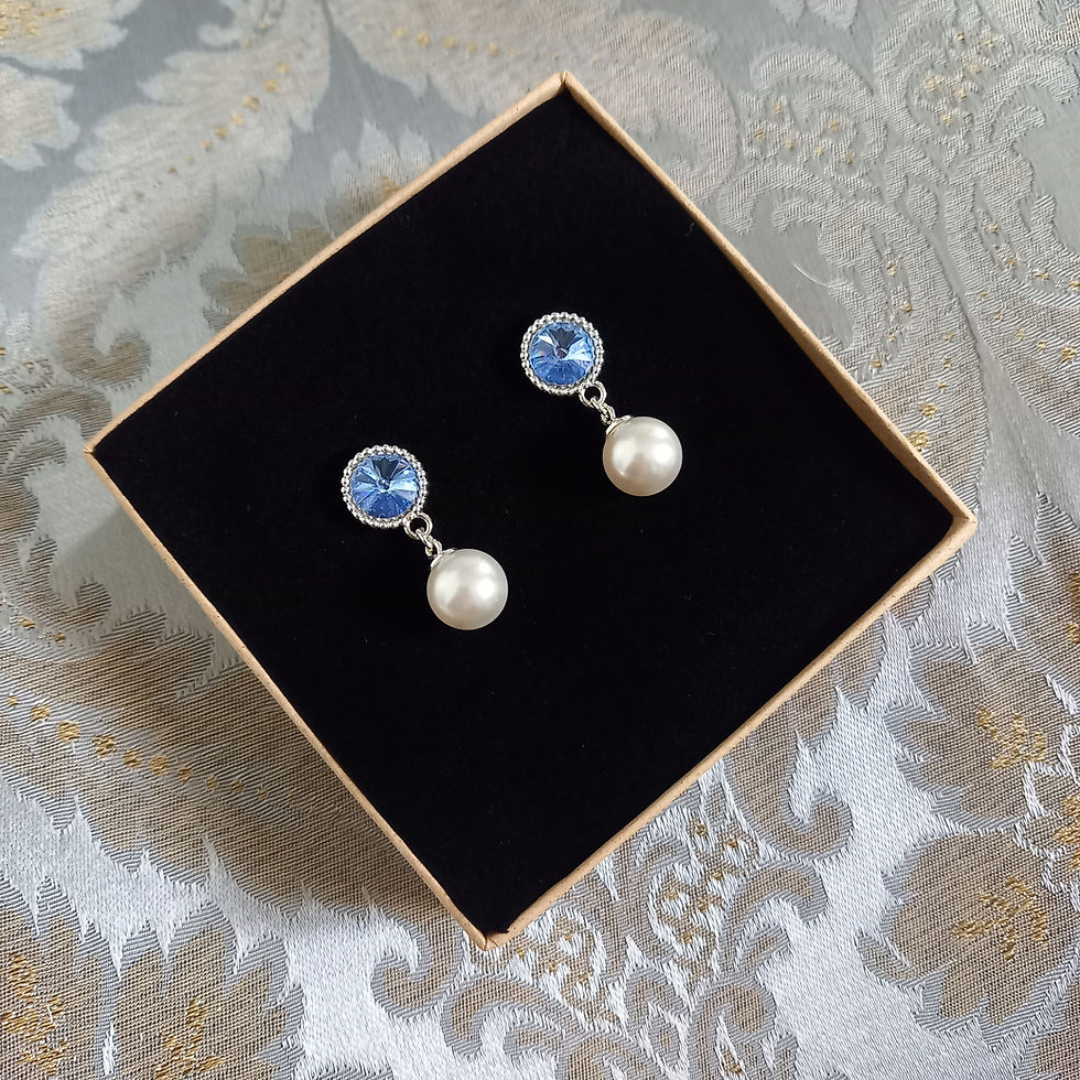 Miniatyrbild: ATROPA Classic Pearl Silver Earrings - Light Sapphire