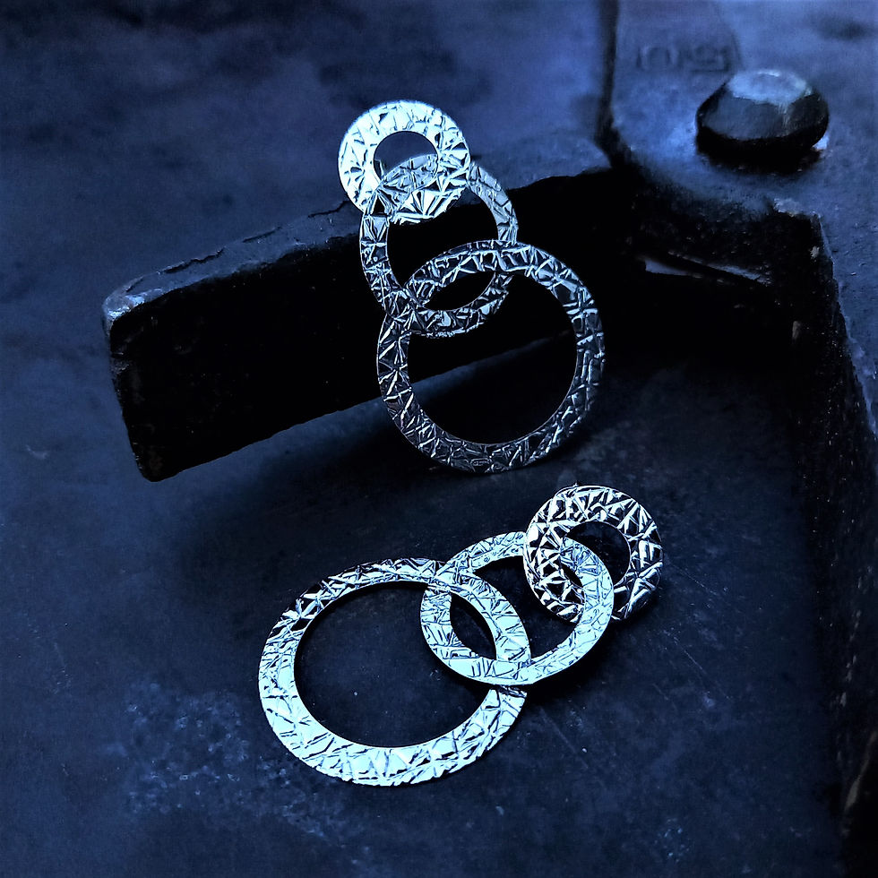 Miniatyrbild: THRUD Hammered Circles Rhodium Earrings
