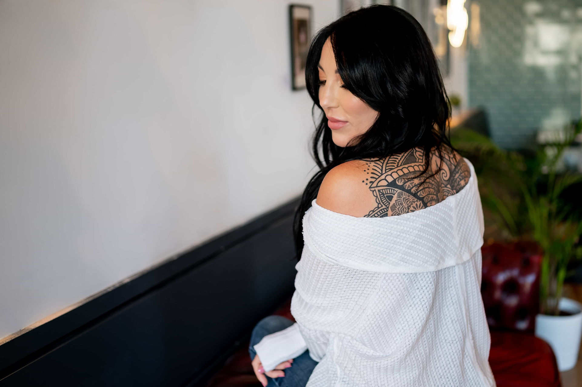 Hypnotherapist, Kate Roberts showing off tattoo at Southport cafe.