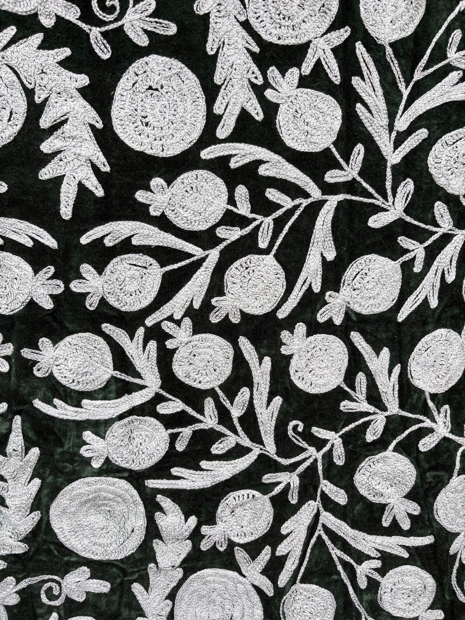 Handgeborduurde suzani velvet emerald 