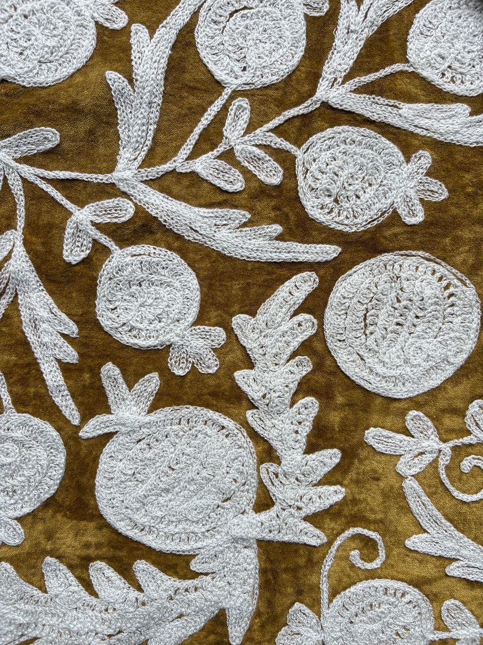 Thumbnail: Hand geborduurde Suzani velvet oker 