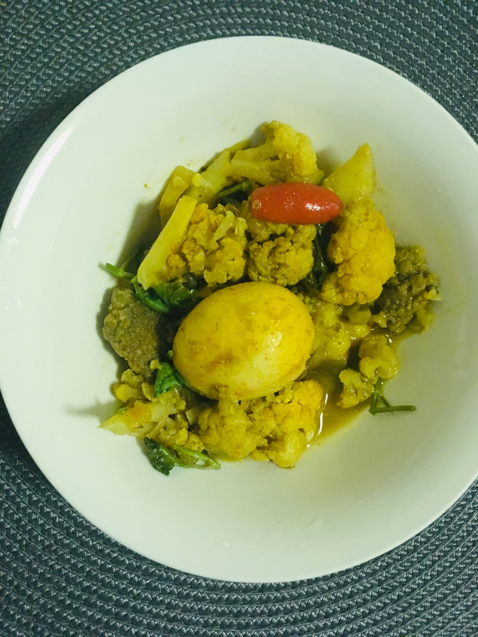 Fulkopir jhol daler bori diye or cauliflower With lentil nuggets 💛💛❤️❤️😘