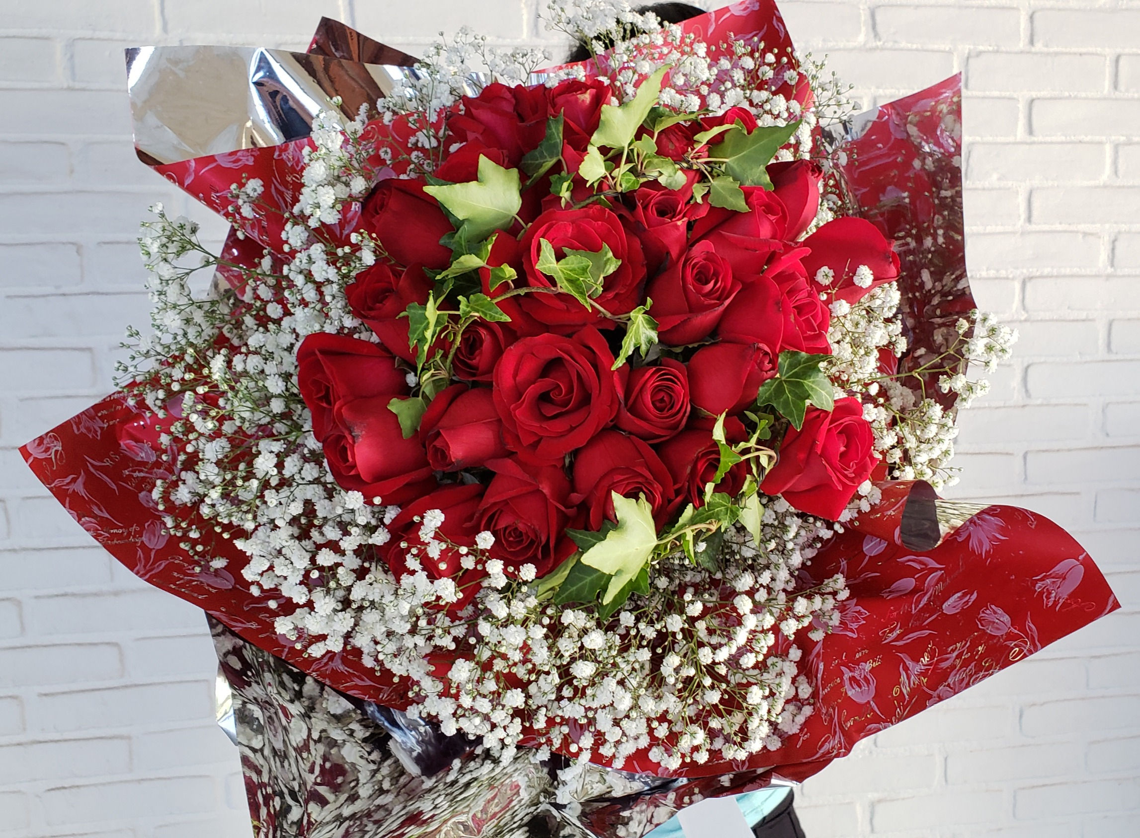 buquê de rosas com gipsofila em volta