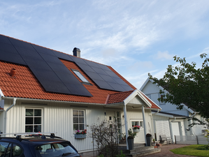 Dalaträhus Energi lyser upp Uddevalla med helsvarta solpaneler från LONGi!