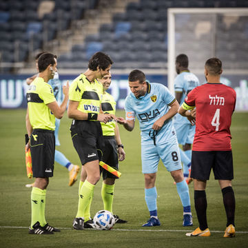 ספיר ברמן שופטת כדורגל ועידן ורד צילום עוז מועלם ליגת העל בכדורגל.