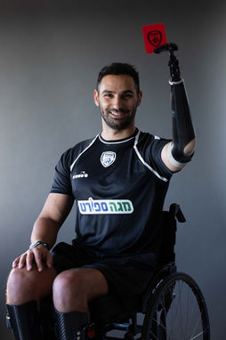 ניב שטייף שופט כדורגל פורטרט – צילום עוז מועלם, סיפור של חוסן וגבורה.