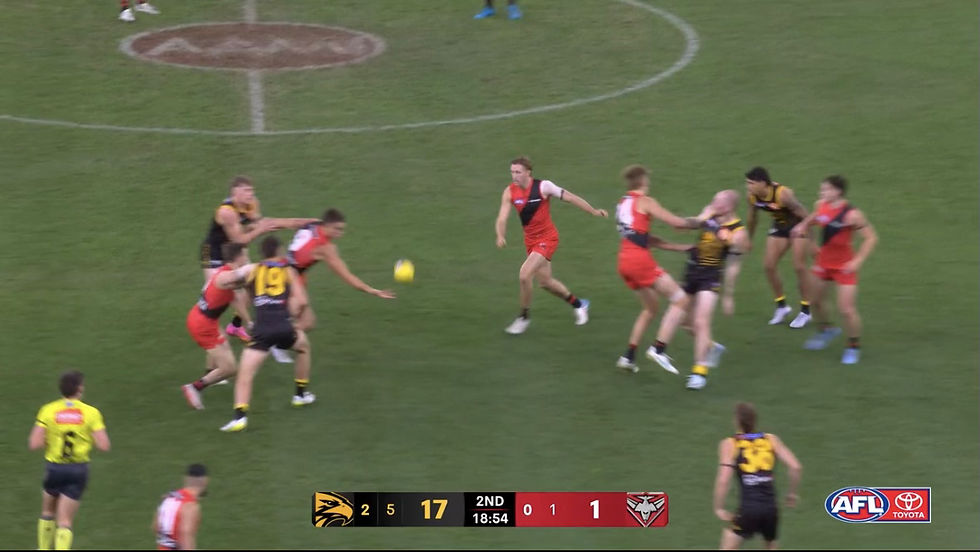 Sullivan Robey getting first possession at stoppage. 🎥 vision AFL, Channel 7
