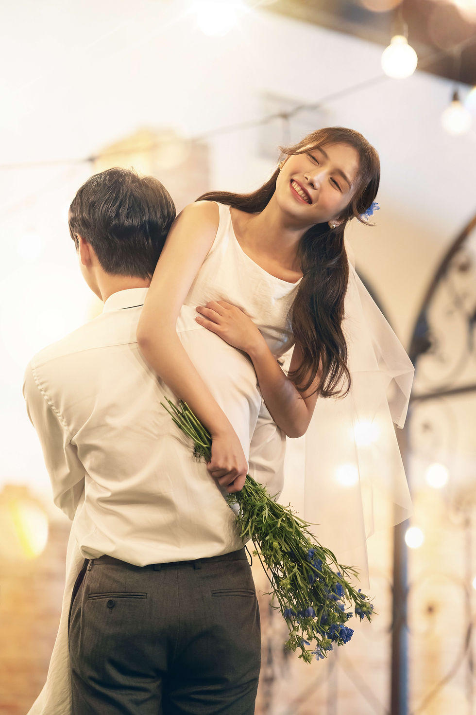Chú rể tạo dáng bế cô dâu trong ngày cưới - WEDDINGBOOK