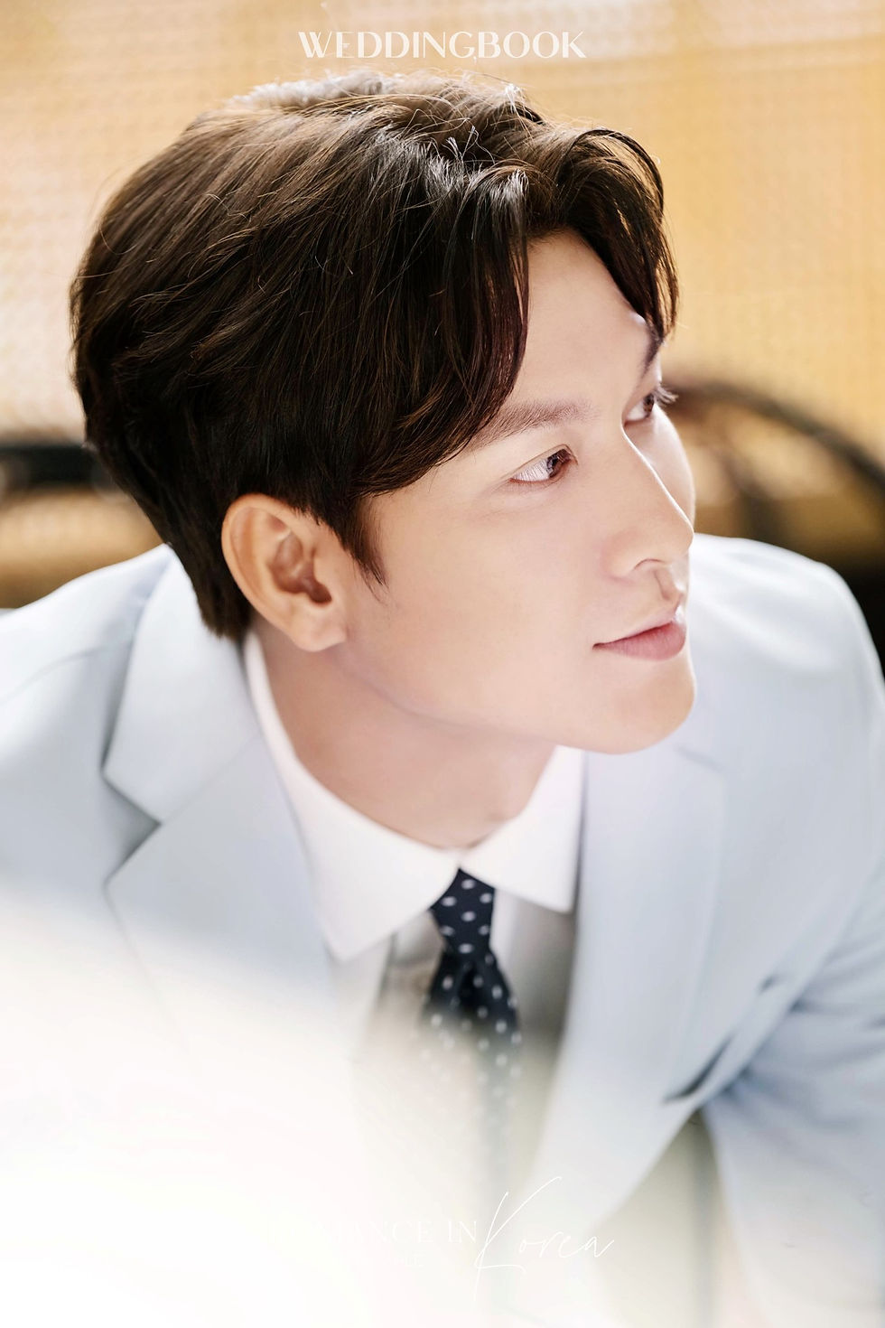 bộ suit chú rể màu xám chụp cận mặt phong cách Hàn Quốc