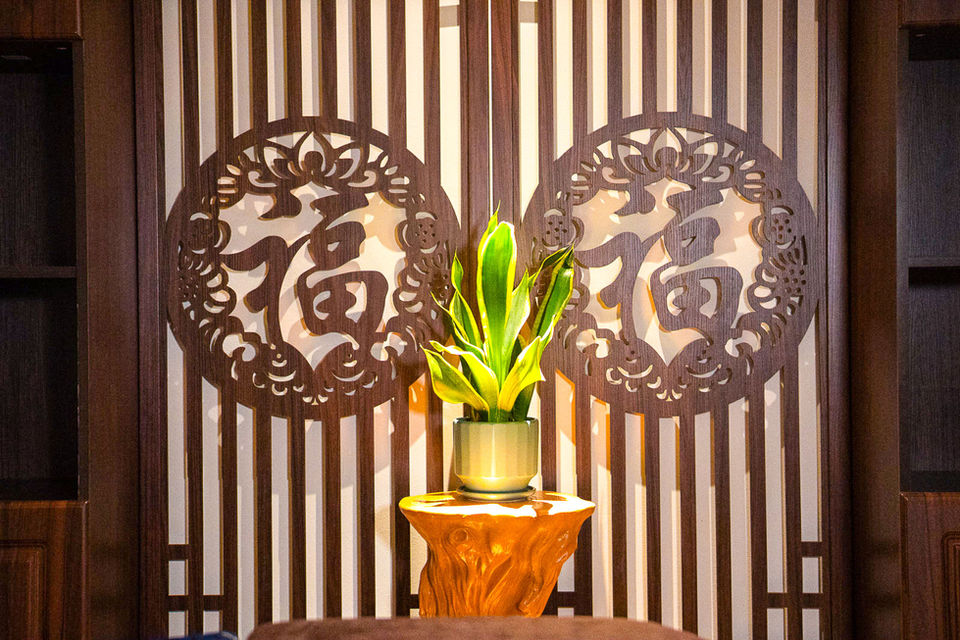Chinese décor with lucky ‘福’ motifs and potted plant in therapy room at Better Wellness TCM Orchard Singapore, Far East Plaza.