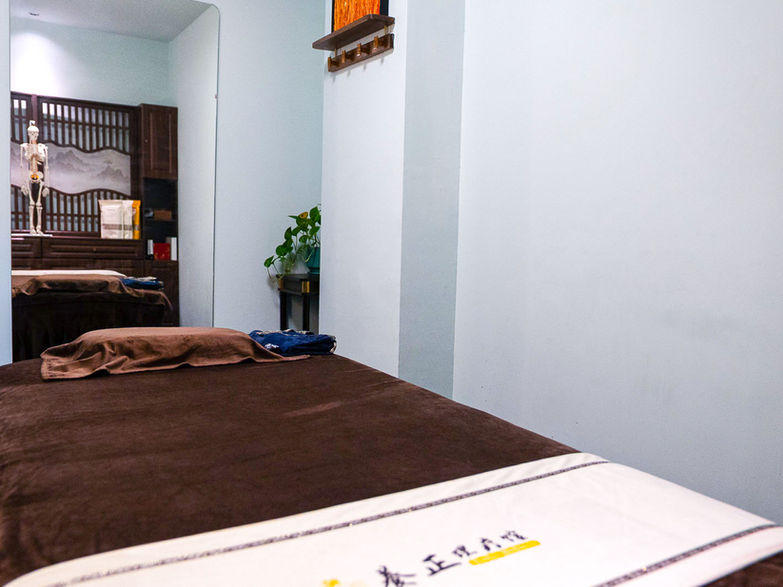 Private TCM therapy room with calming blue walls and treatment bed at Better Wellness TCM Orchard Singapore, #03-113 Far East Plaza.