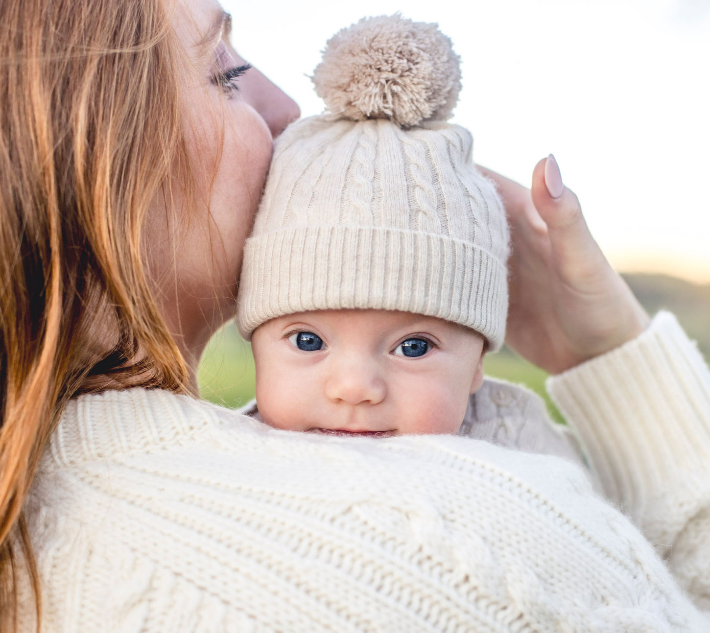 Mum with newborn in a field at sunset. Family photos Southern Highlands Suzanne Stevenson Photography