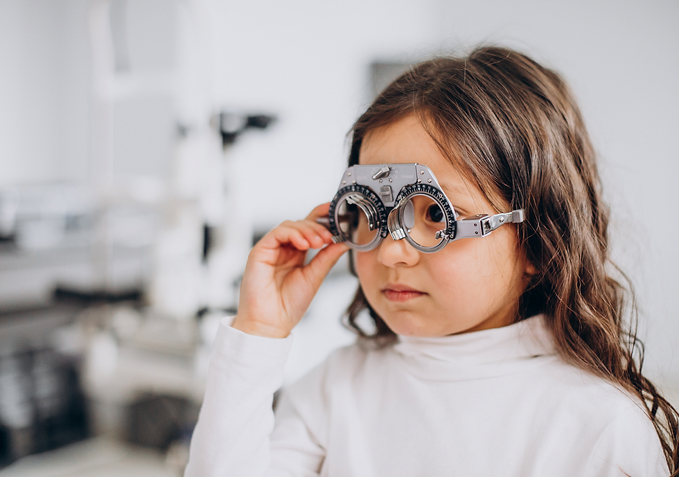 Bambina durante controllo della vista con occhiali di prova