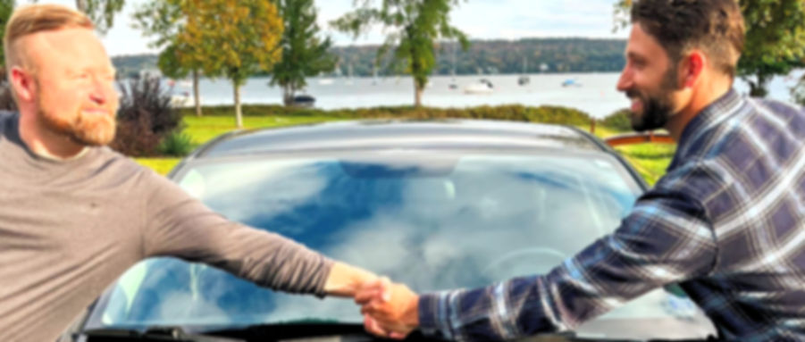 Client heureux après une vente automobile réussie avec Autopc.ca – meilleure revente de voiture usagée au Québec