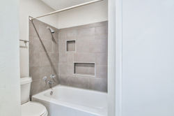 arbor-oaks-apartments-lubbock-tile-bathtub-shower.jpg