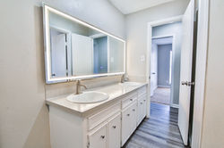 arbor-oaks-apartments-lubbock-double-vanity-bathroom-large-mirror.jpg