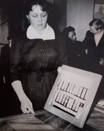 На смотре технического творчества учащихся училища демонстрируется планшет с набором образцов строительных материалов, 1963 год