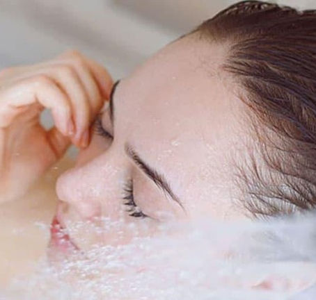 Et si se laver devenait un moment pour revenir à soi ? Faire de la douche un rituel