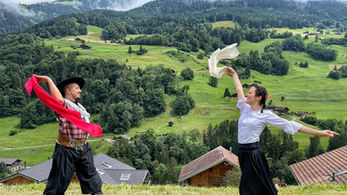Danseurs folkloriques dans un paysage suisse