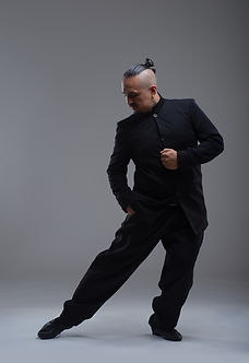 Portrait du danseur argentin Maximiliano Viera en pleine performance – élégance, intensité et passion du tango argentin.