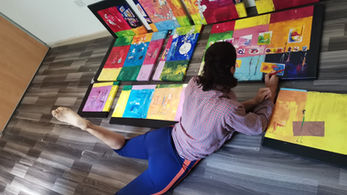 Femme installant exposition peintures colorées +Art