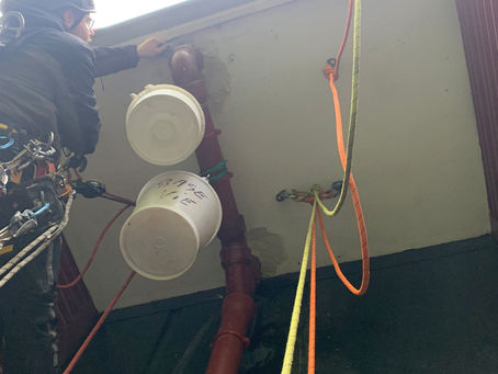 Transformation des descentes d'eau zinc en fonte pour un bâtiment HLM en région parisienne