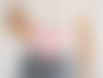 Frau mit Bild von Darm als Ausdruck für Bauchbeschwerden