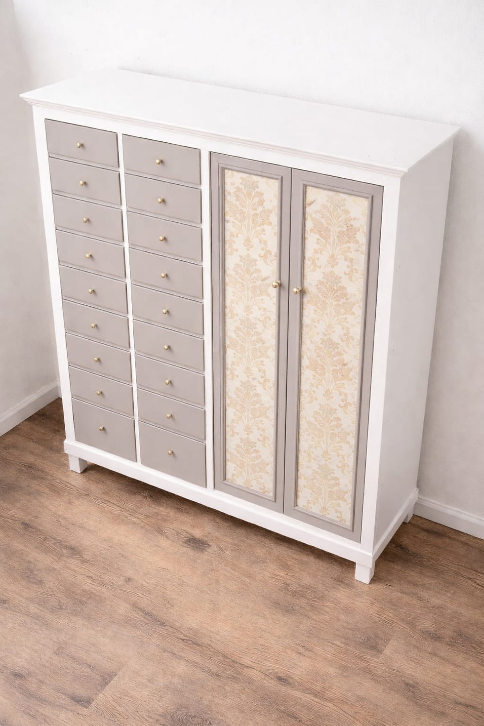 Miniatura: Madia apothecary in toulipie degli anni 70 del '900