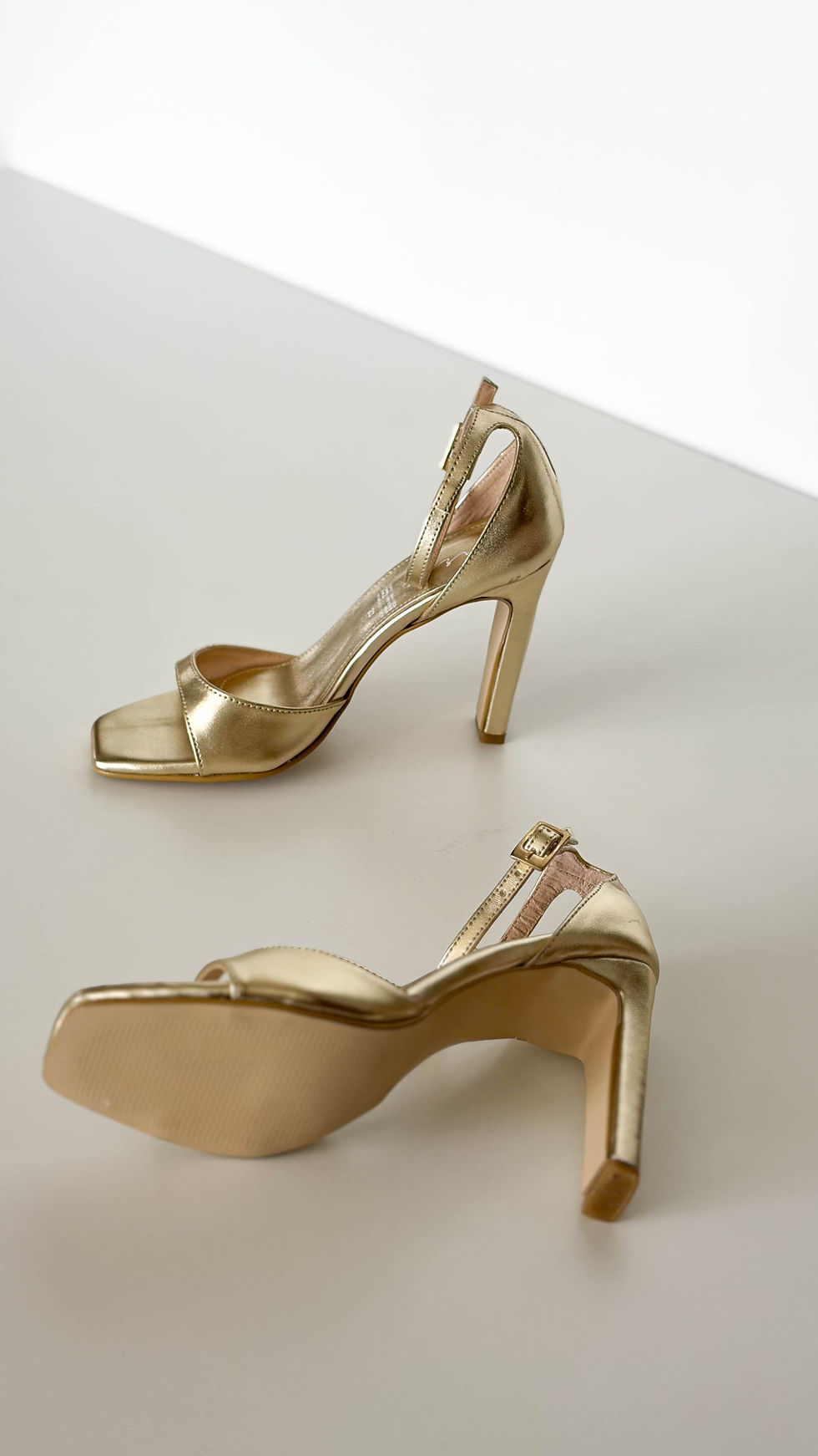 Miniatura: The One Heels Oro