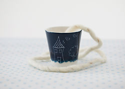 Gobelet "maison du bonheur" bleu nuit