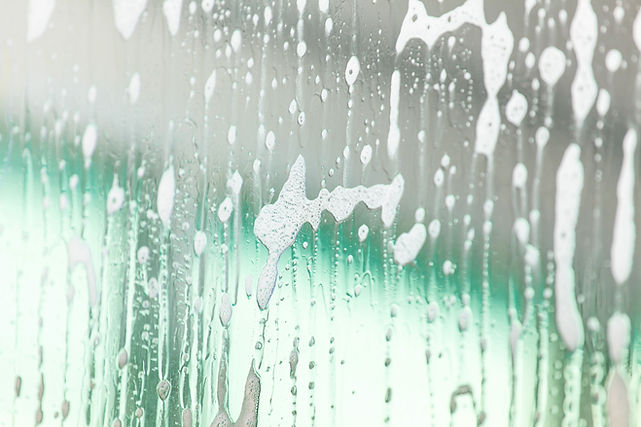 Glasscheibe mit Seifenwasser