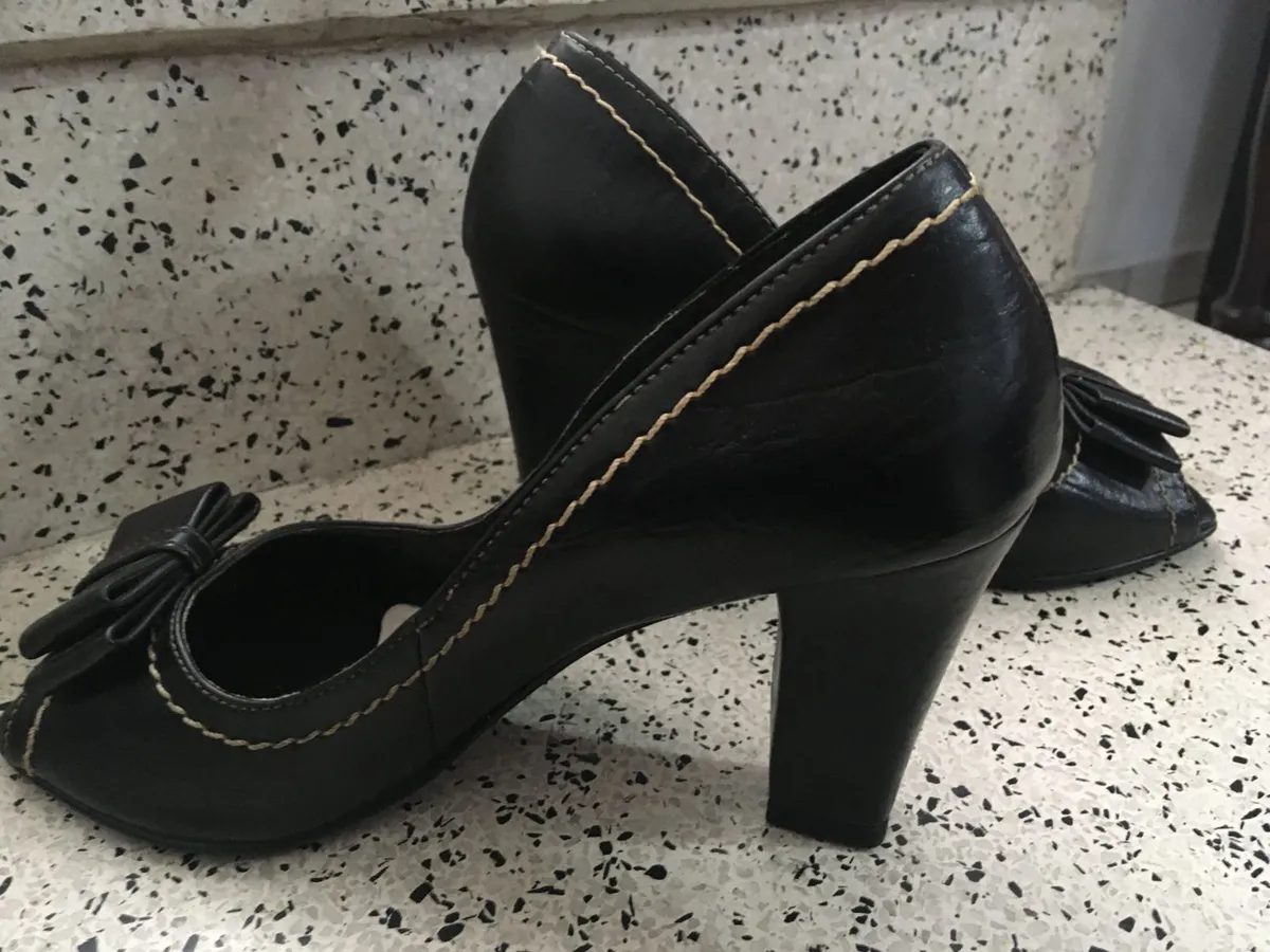 Peep toe em couro feito a mão