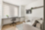 Home office em tons neutros