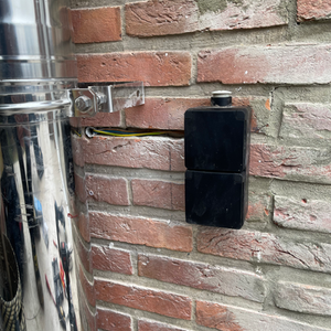 Nouvelle prise extérieure étanche installée sur façade, alimentée par pontage depuis une prise intérieure