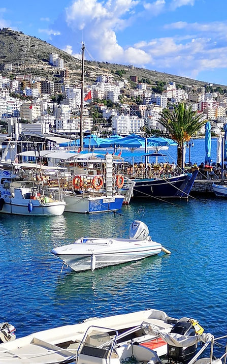 Professionel MICE og konference-destination i Sarandë, Albanien. Udsigt over havnen og kystlinjen, ideel til corporate events