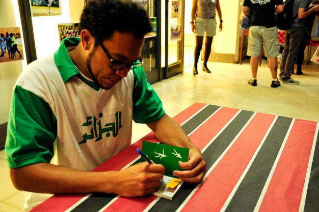 Michel Yakini autografando seus livros