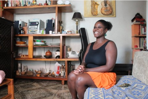 Tula Pilar, na sala de sua casa