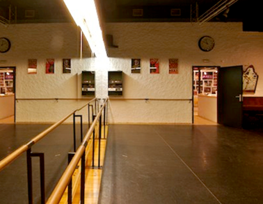 Aula 3 de baile de la escuela de danza y comedia Musical Coco Comin