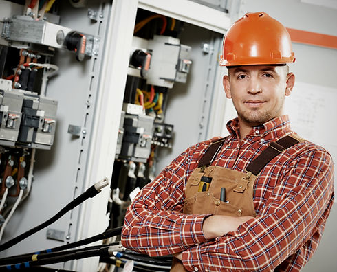 Électricien au travail