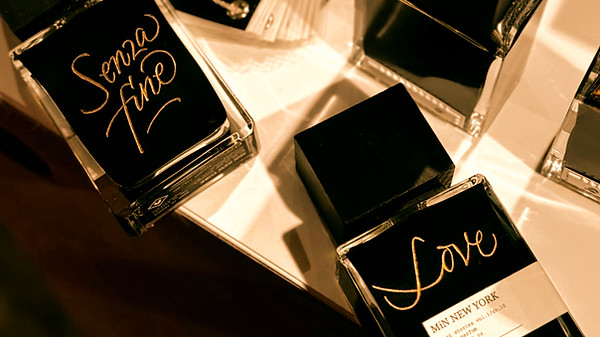 flacone profumo inciso calligrafia foglia oro custom live