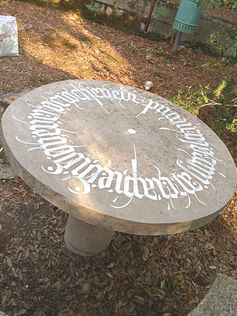 scritta calligrafica decorativa su tavolo in pietra