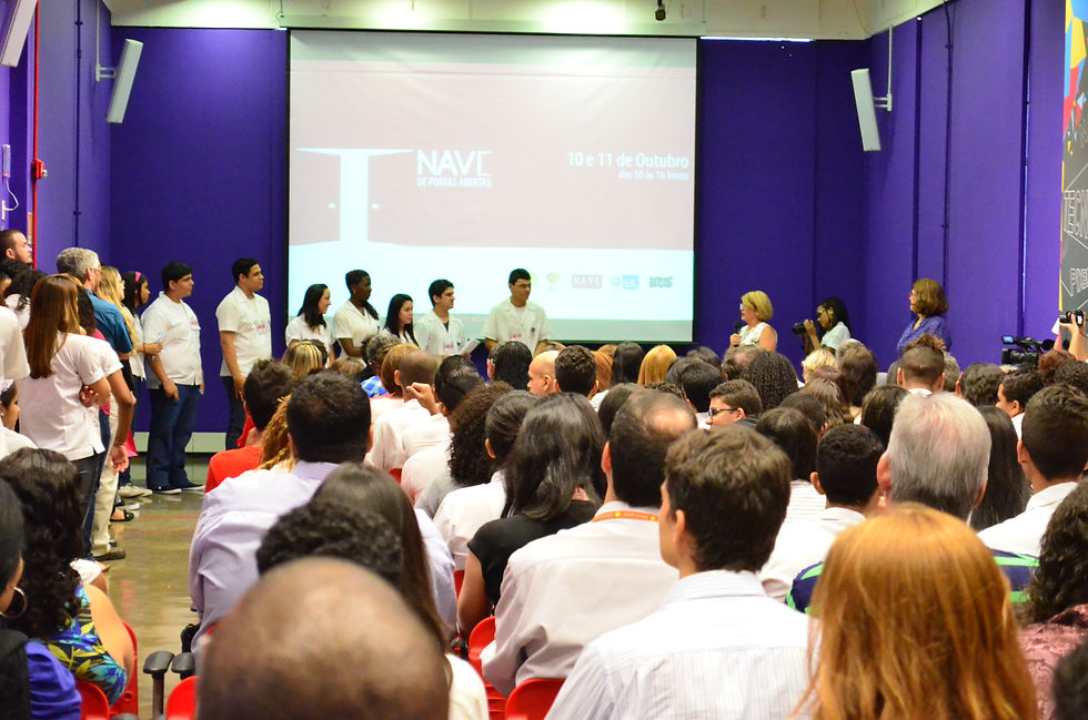 Abertura com a diretora Ana Paula