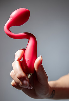 Tina hält ein Sextoy in die Kamera