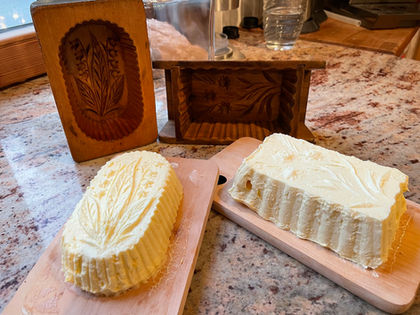 Frisch geformte Bio-Butter mit traditionellen Holzmodeln
